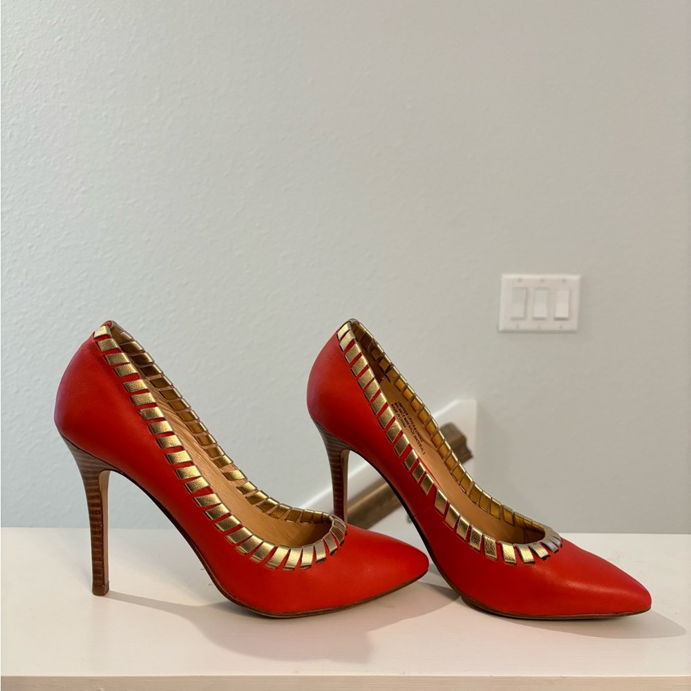 ⭐️Carmen Marc Valvo Orange Tangerine Coral Pumps Heels with Gold Accents